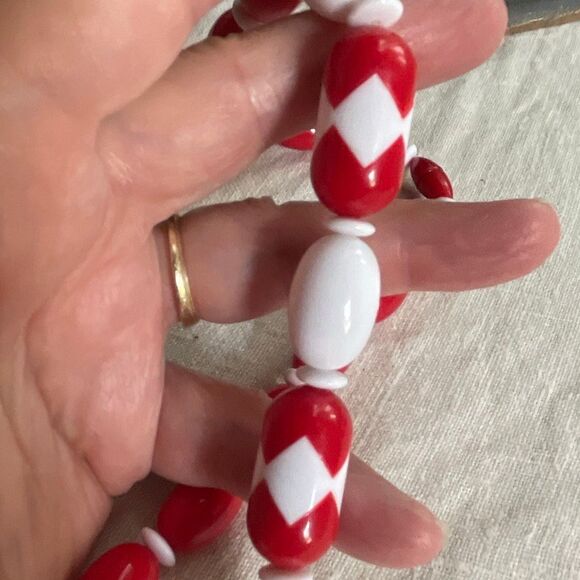 Vintage red & white chunky 80’s beaded necklace. - Picture 5 of 7